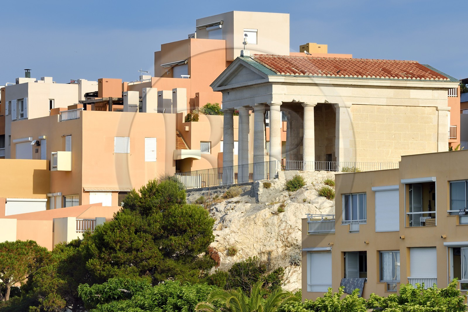 France, Bouches-du-Rhône (13), Marseille, Parc National des Calanques, Archipel des Iles du Frioul, Ile Ratonneau, le village de Frioul et de son église en forme de temple grecque