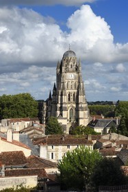 France, Charente-Maritime (17),  Saintonge, Saintes, la cathédrale Saint-Pierre dans la vieille ville