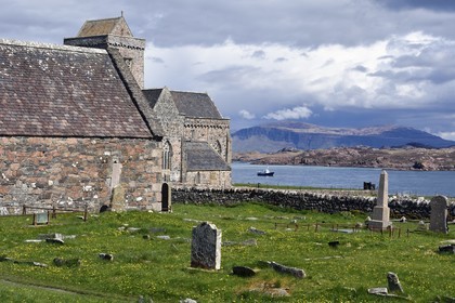 Royaume-Uni, Ecosse, Highland, Hébrides intérieures, Ile de Iona face à l'Ile de Mull, abbaye d'Iona fondée par Saint Columba au VIème siècle
