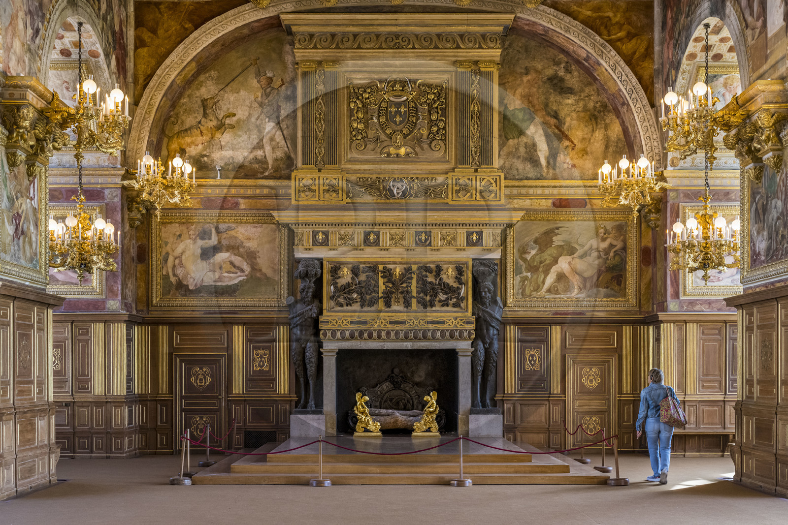 France, Seine-et-Marne (77), Fontainebleau, chateau de Fontainebleau, classé Patrimoine Mondial par l'UNESCO, la salle de bal, la cheminée dessinée par Philibert Delorme repose sur deux atlantes en bronze moulé représentant des satyres