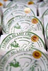 France, Haut-Rhin (68), Wasserbourg, Ferme-auberge Buchwald, munster AOP (lait de vache) produit par le marcaire Michel Wehrey