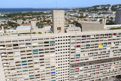 France, Bouches-du-Rhône (13), Marseille, oeuvre architecturale de Le Corbusier, classée Patrimoine Mondial de l'UNESCO, la Cité Radieuse par l'architecte Le Corbusier, le toit terrasse et la mer en arrière plan (vue aérienne)