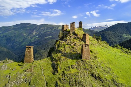 Géorgie, Kakheti, region de Touchétie, Omalo, la forteresse de Keselo à Zemo (haut) Omalo a servi de refuge aux habitants en temps de guerre, tours fortifiées médiévales (vue aérienne)