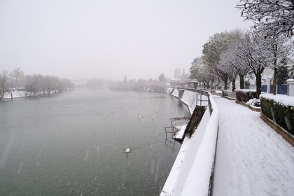 France, Val-de-Marne (94), les bords de Marne sous la neige à Bry-sur-Marne