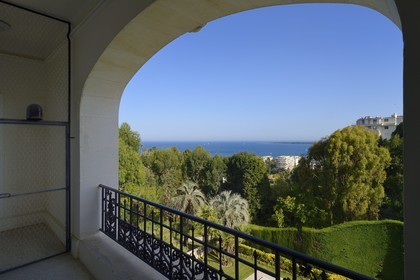 France, Alpes-Maritimes (06), Cannes, la villa La Californie où vécu Pablo Picasso, aujourd'hui renommé le Pavillon de Flore par Marina Picasso, la vue depuis la villa et le pigeonnier peint par Pablo Picasso