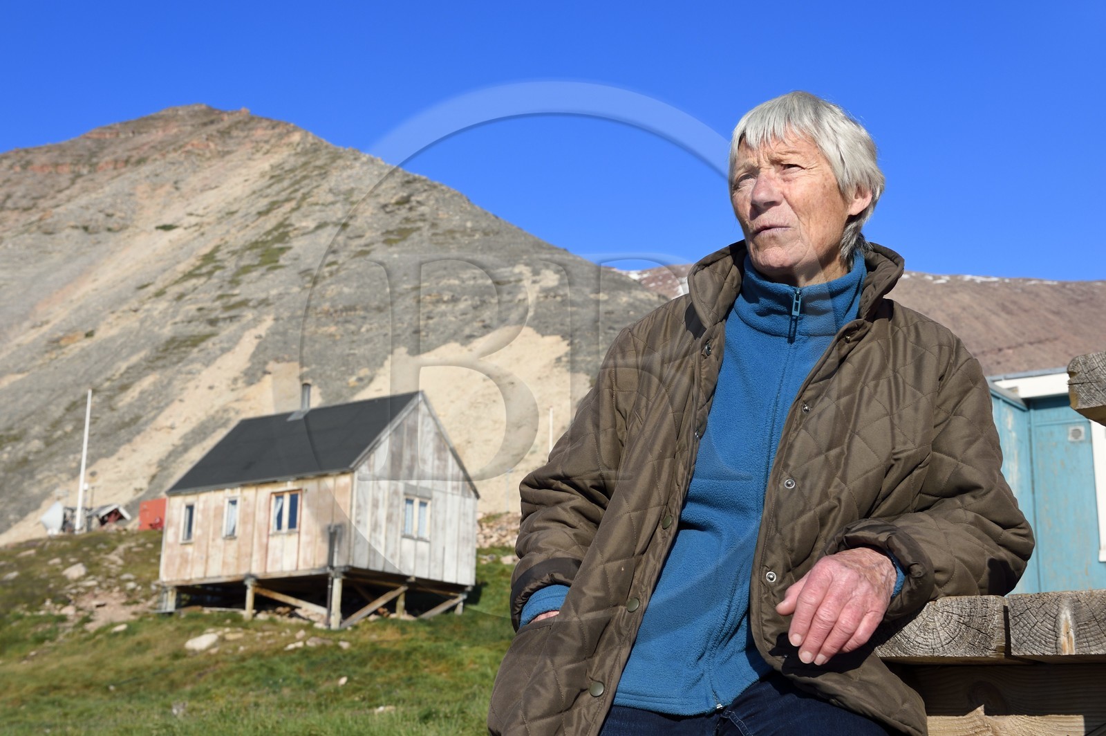 Groenland, cote Nord-Ouest, Murchison sound au nord de la baie de Baffin, Siorapaluk, village le plus septentrional du Groenland, la française Jocelyne Ollivier-Henry qui vit dans ce village de 45 habitants et sa maison en arrière plan