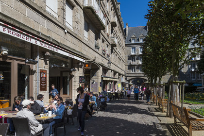 France, Ille-et-Vilaine (35), Côte d'Emeraude, Saint-Malo intra-muros, terrasses de Café sur la  Place du Marché aux Légumes