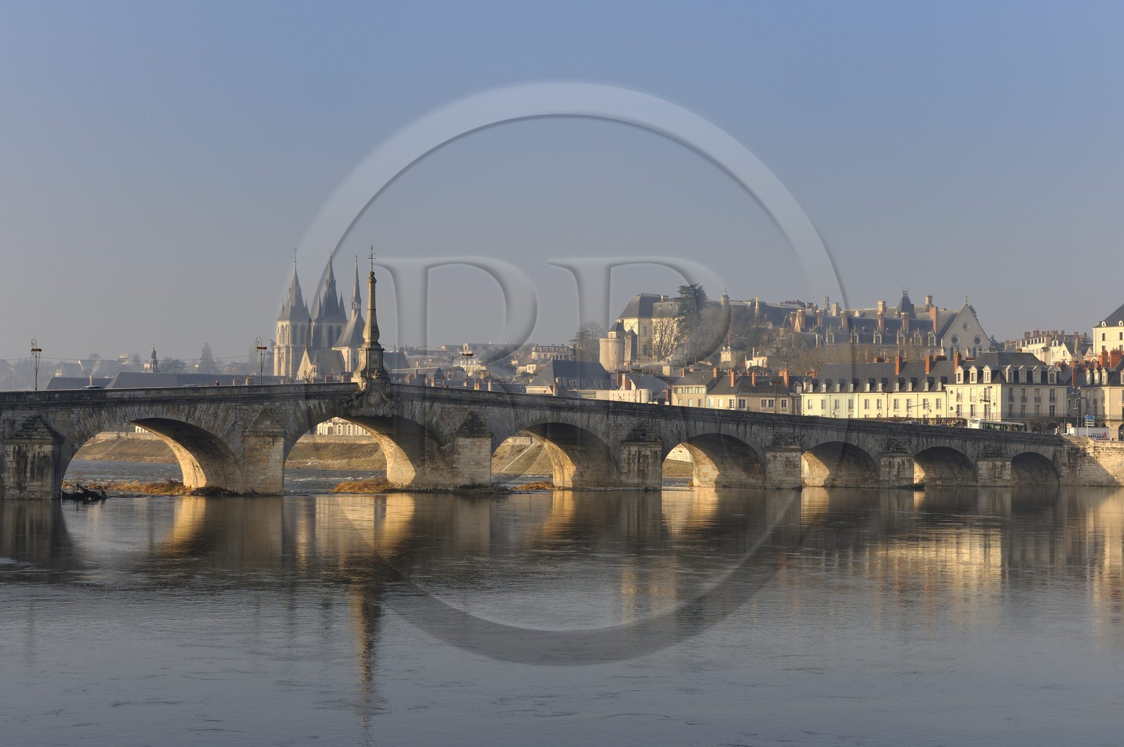 France, Loir et Cher (41), Vallée de la Loire classée au Patrimoine Mondial de l'UNESCO, Blois, les quais, le Pont Jacques Gabriel, l'église St Nicolas et le château