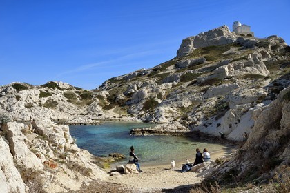 France, Bouches-du-Rhône (13), Marseille, Parc National des Calanques, Archipel des Iles du Frioul, Ile de Pomègues, calanque de la Crine au pied du sémaphore de Pomègues