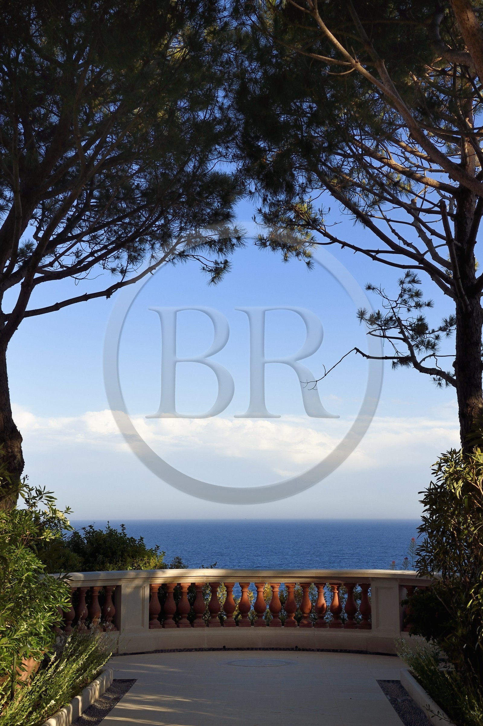 France, Alpes Maritimes (06), Saint-Jean-Cap-Ferrat, balcon sur la mer dans les jardins du Grand-Hotel du Cap-Ferrat, palace 5 étoiles du groupe Four Seasons Hotel