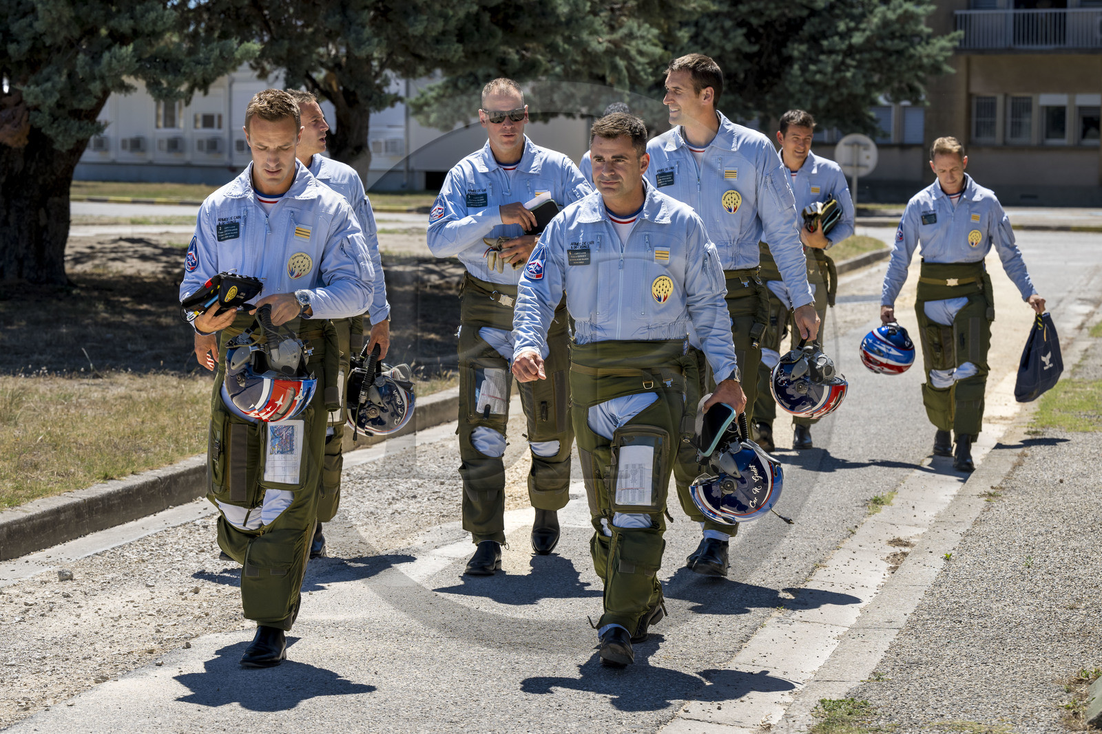 France, Bouches-du-Rhône (13), Salon-de-Provence, base aerienne 701, base de la Patrouille de France (PAF pour Patrouille acrobatique de France) de l'Armée de l'air et de l'espace française, départ des pilotes équipés d'une tenue anti-G après le briefing pour rejoindre les avions alphajet sur le tarmac et effectuer le vol d'entrainement