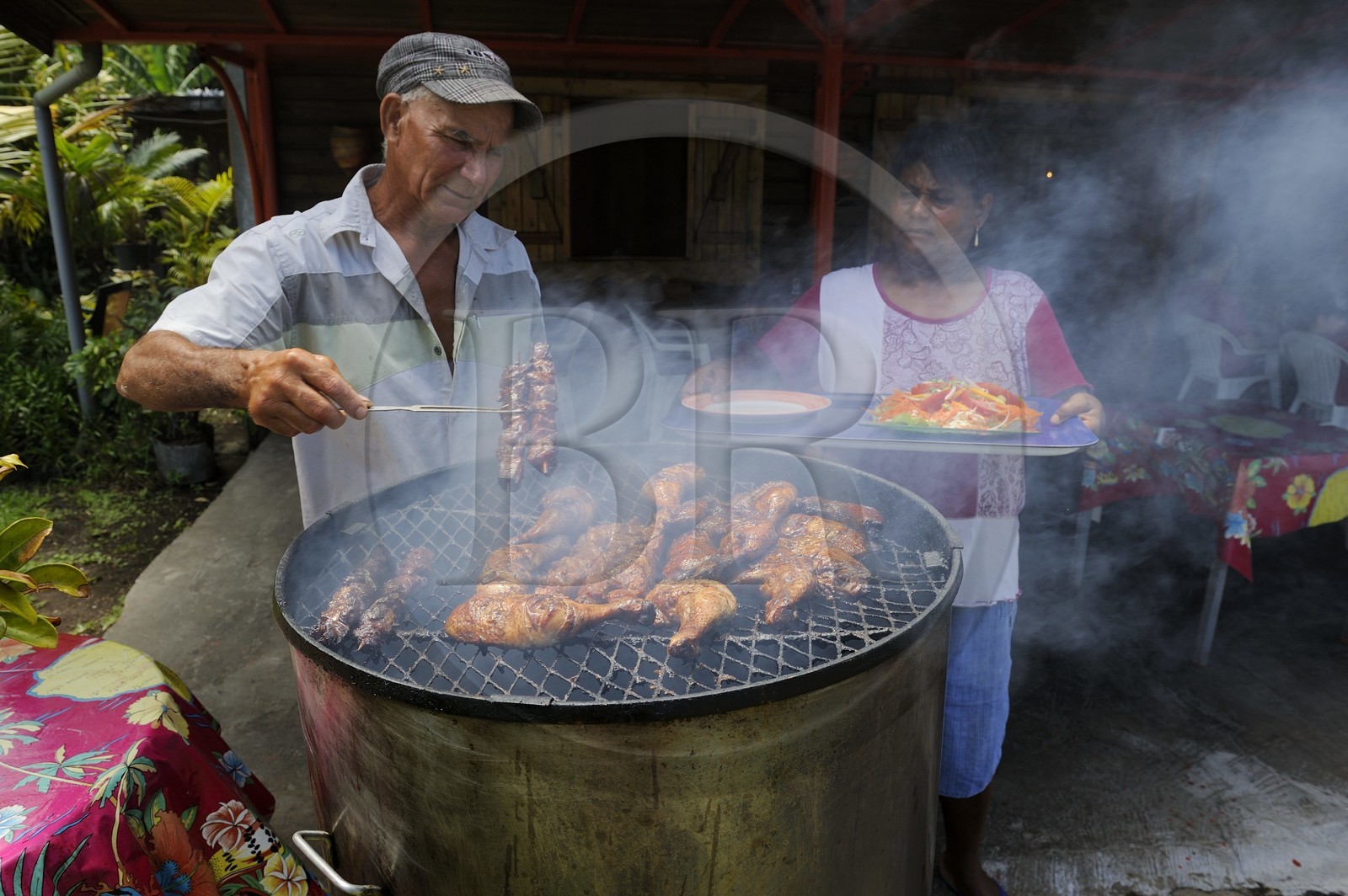 France, Ile de la Reunion, côte sud, Saint-Philippe, restaurant La Mer Cassée en bordure de mer, poulet grillé aussi appellé poulet bitume, poulet la poussière ou encore poulet goudron