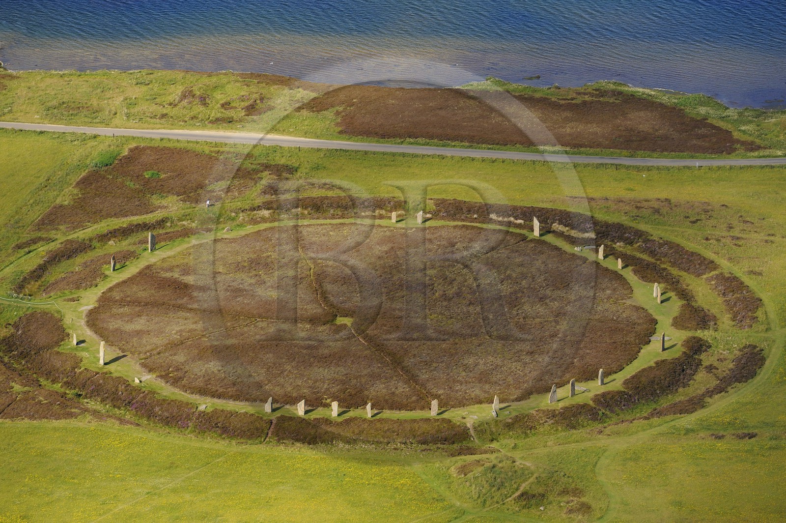 Royaume-Uni, Ecosse, Iles Orcades, Ile de Mainland, au bord du Loch of Stenness, cercle de pierres levées du Ring of Brodgar, classées Patrimoine Mondial de l' UNESCO (vue aérienne)