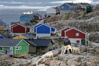 Groenland, cote ouest, Uummannaq, l'éleveur de chiens de traineau Malti Suulutsun portant un pantalon en peau d'ours