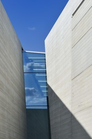 France, Dordogne (24), Montignac, Centre International de l'Art pariétal de Montignac-Lascaux (Lascaux 4) conçu par l'agence norvégienne d'architecture Snøhetta, espace intérieur ouvert dit du jardin de la grotte