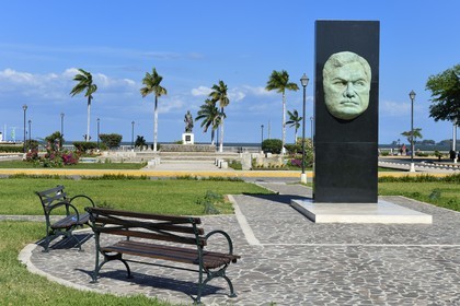 Nicaragua, Granada, paseo de Los Mangos, sculpture representing the poet Ruben Dario and statue of Spanish conquistador Francisco Hernandez de Cordoba in the background
