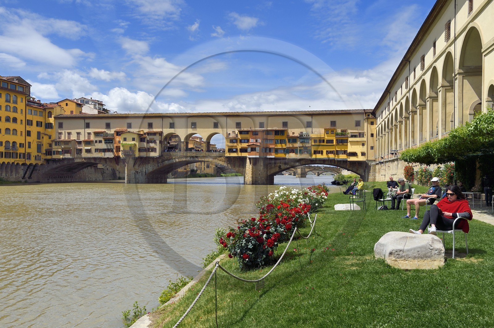 Italie, Toscane, Florence, centre historique classé Patrimoine Mondial de l'UNESCO, le Ponte Vecchio depuis la Societa Canottieri Firenze (Club d'aviron de Florence), membres du club prenant le soleil en bordure de l'Arno