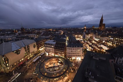 France, Bas-Rhin (67), Strasbourg, vieille ville classée au Patrimoine Mondial de l’UNESCO, la place de l'Homme de Fer au premier plan, le Grand Sapin de Noël sur la place Kléber et la cathédrale