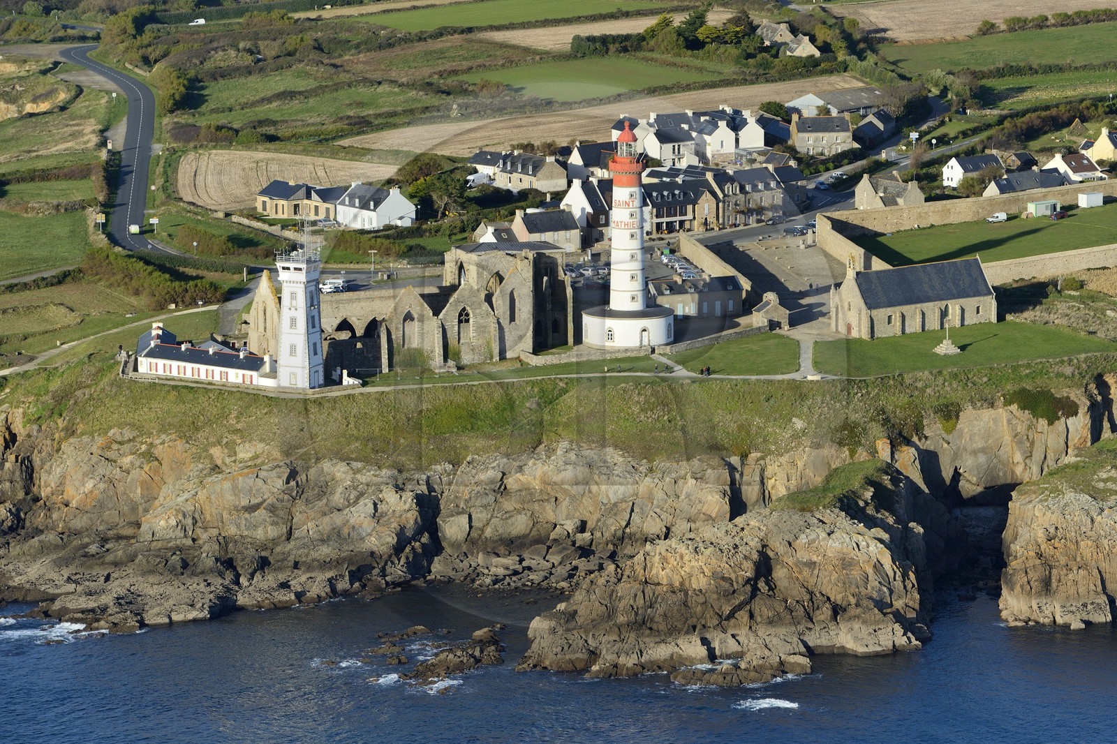 France, Finistère (29), Mer d'Iroise, parc naturel régional d'Armorique, Pointe de Saint-Mathieu, phare, abbaye Saint-Mathieu de Fine-Terre et le sémaphore (vue aérienne)