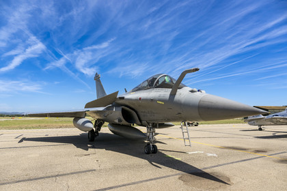 France, Bouches-du-Rhône (13), Salon-de-Provence, base aerienne 701, base de la Patrouille de France (PAF pour Patrouille acrobatique de France) de l'Armée de l'air et de l'espace française, démonstrations aériennes en présence des familles des élèves officiers pour la cérémonie d’échange des Gardes, un avion rafale présenté sur le tarmac