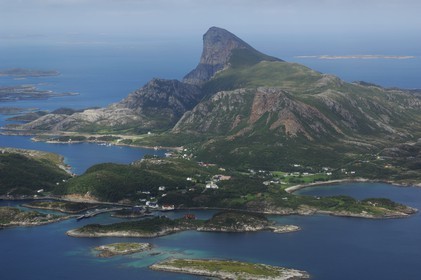 Norvège, Nordland, region de Mo I Rana, Ile au nord du cercle polaire arctique (vue aérienne)