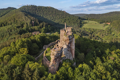 France, Bas-Rhin (67), Parc naturel régional des Vosges du Nord, Lembach, chateau de Fleckenstein (vue aérienne)
