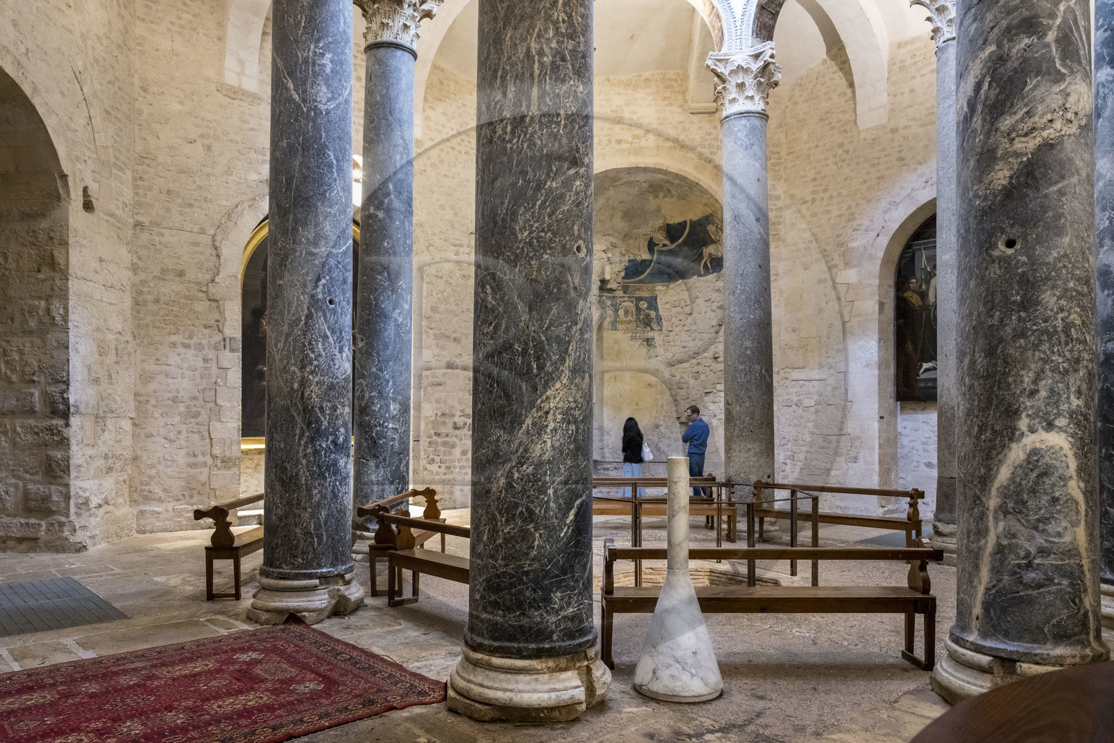 France, Bouches-du-Rhône (13), Aix en Provence, Cathedrale Saint Sauveur (XIIe au XVIe siecle), le baptistère octogonal construit fin du Vème siècle début du VIème siècle sur l'emplacement de l'ancienne place du forum d'Aquae Sextiae avec des colonnes en marbre romaines en réemploi