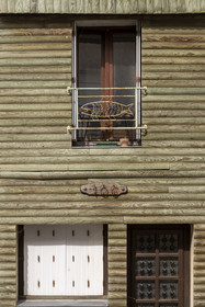 France, Loire-Atlantique (44), Paimboeuf, façade de maison avec une décoration de poisson dans la rue principale