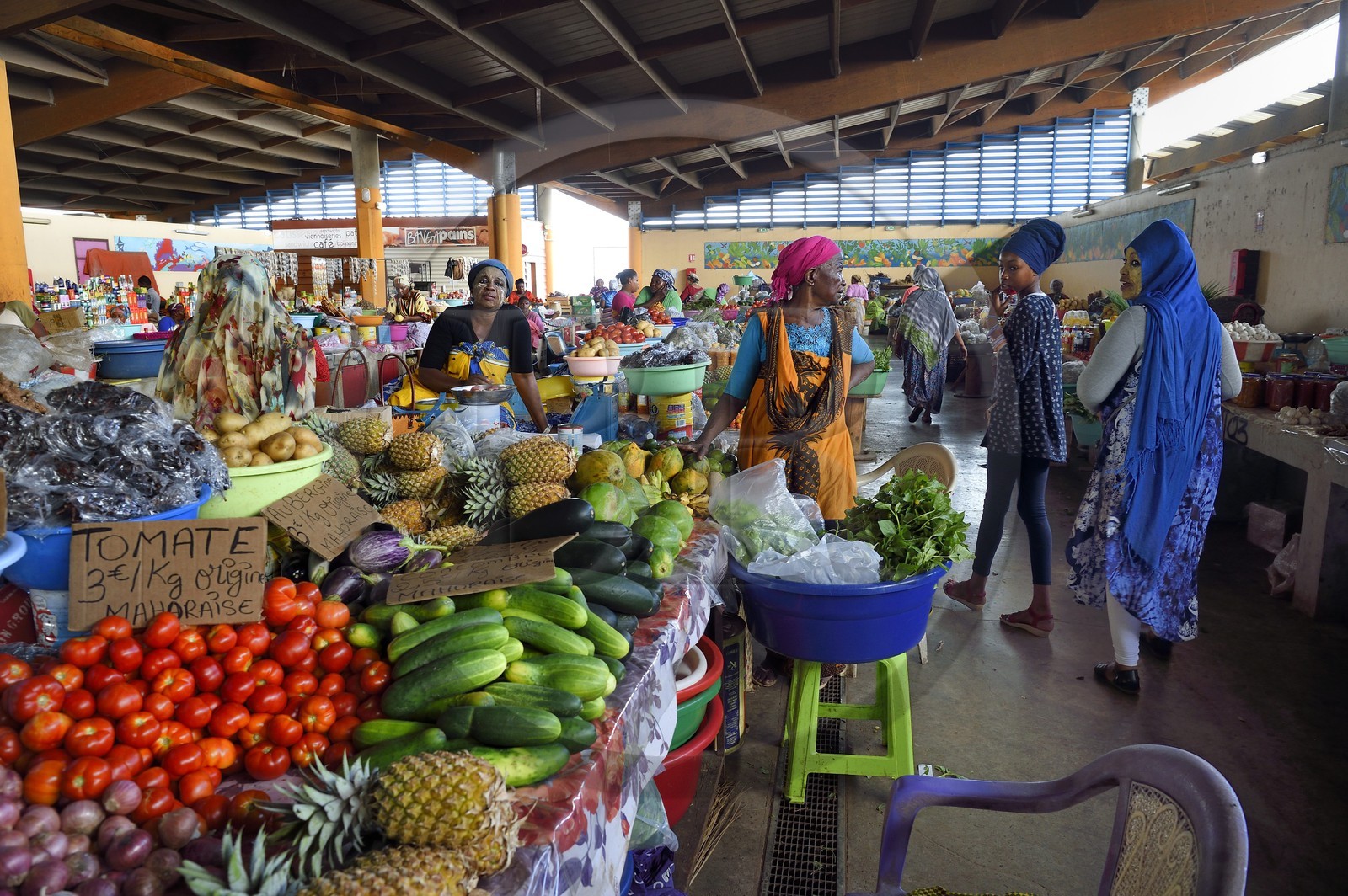 France, Ile de Mayotte, Grande-Terre, Mamoudzou, grand marché central au port, femmes mahorais portant un masque de beauté au bois de santal (le m'sindzano) derrière leurs étals de fruits et légumes
