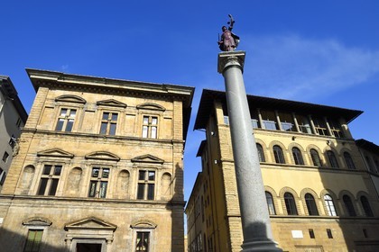 Italie, Toscane, Florence, centre historique classé Patrimoine Mondial de l'UNESCO, Piazza Santa Trinita, la colonne de la Justice (Colonna della Giustizia) avec une statue en porphyre représentant la Justice à son sommet, en arrière plan le Palazzo Bartolini-Salimbeni à gauche