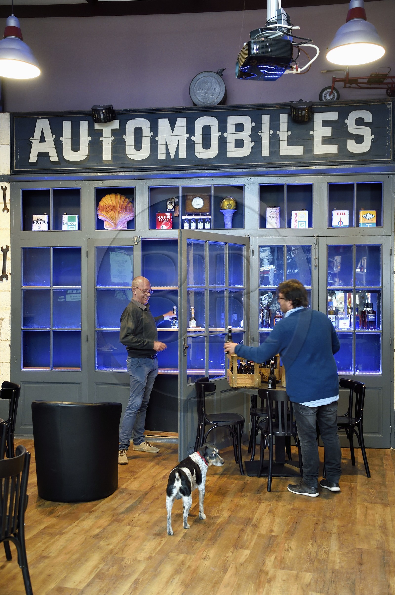 France, Charente (16), Cognac, Franck Bernier dans le Garage Bar place du Canton