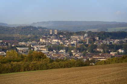 France, Meuse (55), la ville de Verdun vue d'une colline environnante