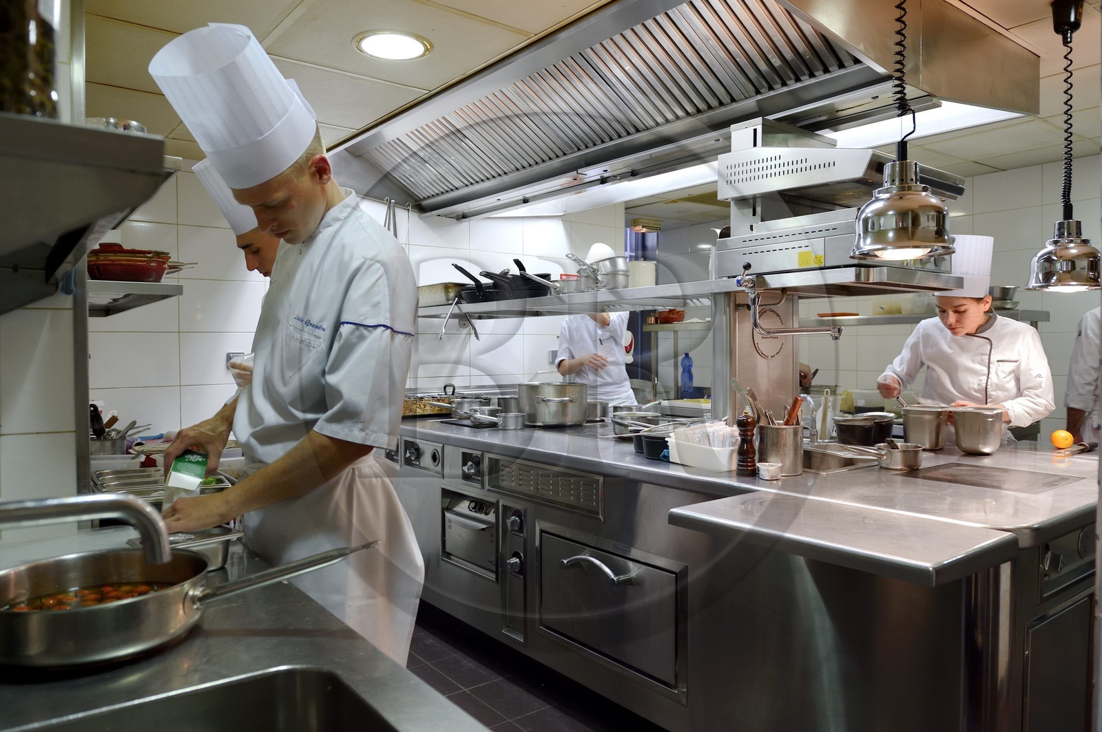 France, Rhône (69), Lyon, restaurant de la Mère Brazier fondé en 1921 par Eugénie Brazier, la brigade de Mathieu Viannay Chef doublement étoilé au guide Michelin en cuisine