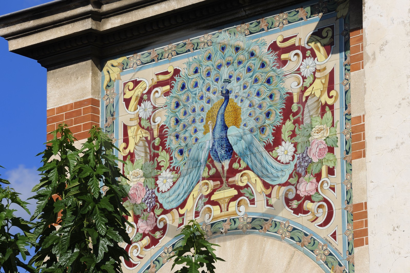 France, Hérault (34), Béziers, maison au paon Art Nouveau rue Pierre Duchartre