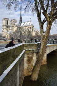France, Paris (75), les rives de la Seine, classées Patrimoine Mondial de l'UNESCO, la Seine en crue au pont de l'Archevêché et la Cathédrale Notre-Dame sous la neige sur l'Ile de la Cité