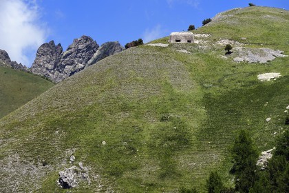 France, Alpes-Maritimes (06), vallée de la Roya, région de Tende à la baisse (col) de Peyrefique (2028 m) et surplombant la vallée de la Casterine, bunker faisant partie d'une ligne fortifiée de la frontière italienne construite sous Mussolini