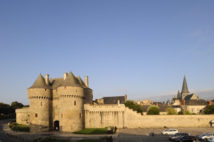 France, Loire-Atlantique (44), la cité médiévale de Guérande, la Porte Saint Michel et musée du Pays de Guérande