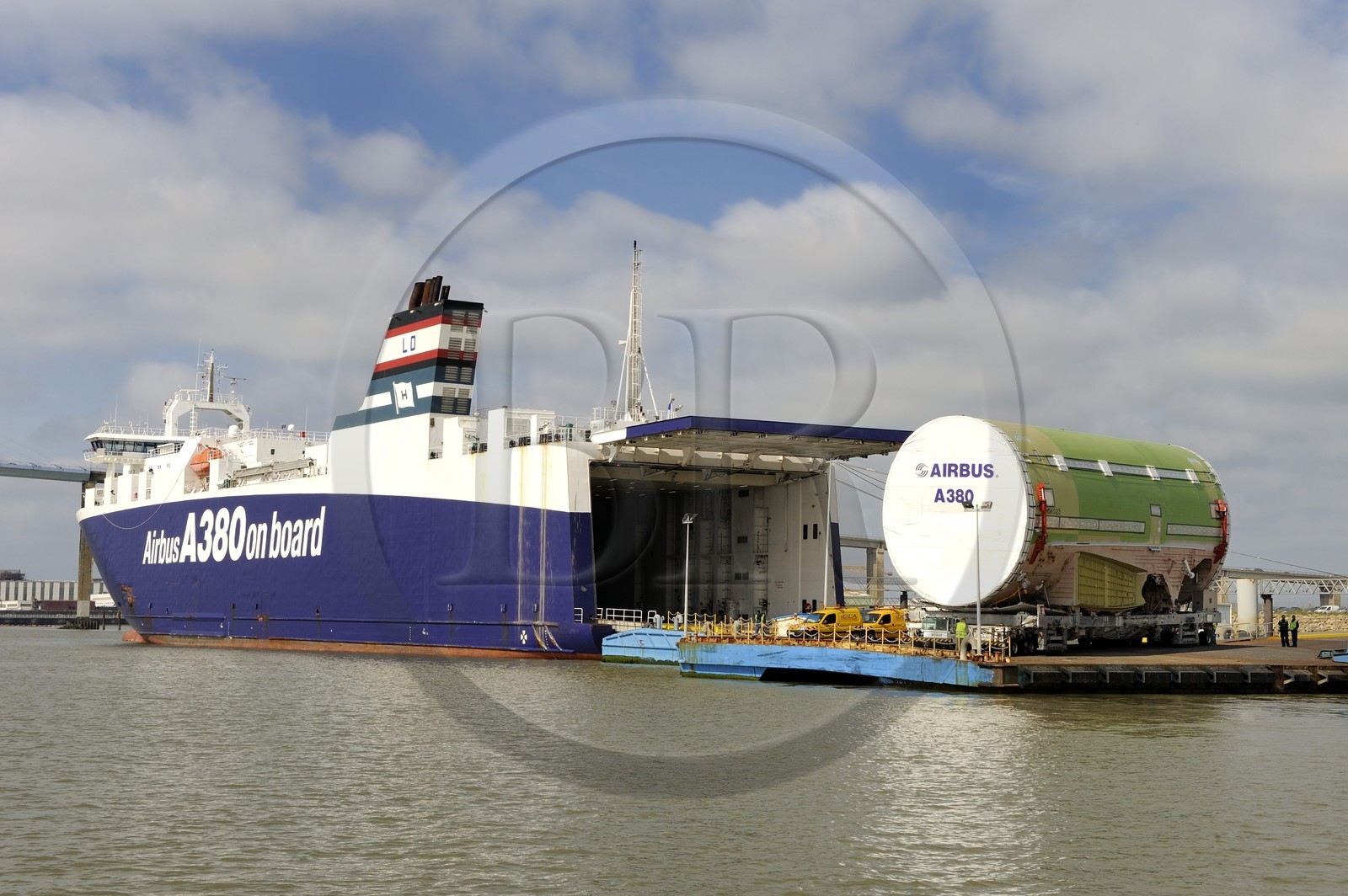 France, Loire-Atlantique (44), port autonome de Nantes Saint-Nazaire, terminal roulier de Gron - Montoir de Bretagne, embarquement d'une pièce de l'airbus A380