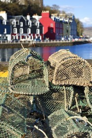 Royaume-Uni, Ecosse, Highland, Hébrides intérieures, Ile de Mull, la ville principale Tobermory et son port, casier à crustacés sur la jetée United Kingdom, Scotland, Highland, Inner Hebrides, Isle of Mull, the main town Tobermory and its harbour, crustacean locker on the pier