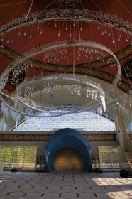 Turquie, Istanbul, quartier Usküdar sur la rive asiatique, mosquée Şakirin de l'architecte d’avant-garde, Zeynep Fadillioglu qui est la première femme à avoir été désignée pour concevoir une mosquée; Le lustre, en forme de spirale d’où tombe une pluie de gouttes de cristal et où ondule l’écriture kufique résume ce mariage subtil entre modernité et tradition