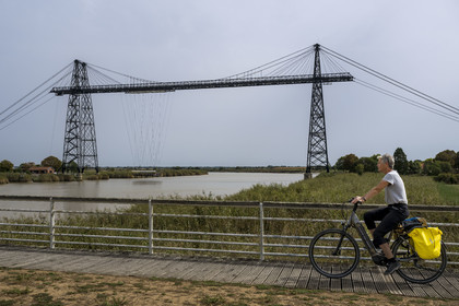 France, Charente-Maritime (17),  Rochefort, le pont transbordeur de Rochefort (ou Martrou) construit par Ferdinand Arnodin en 1900, cycliste faisant la véloroute