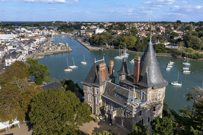 France, Loire-Atlantique (44), Pornic, le chateau de Pornic dominant le port et le chic quartier de Gourmalon en arrière plan à droite (vue aérienne)