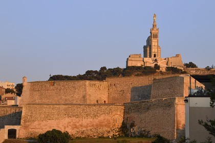 France, Bouches-du-Rhône (13), Marseille, quartier du Pharo, Fort Saint-Nicolas et la basilique Notre Dame de la Garde en arrière plan