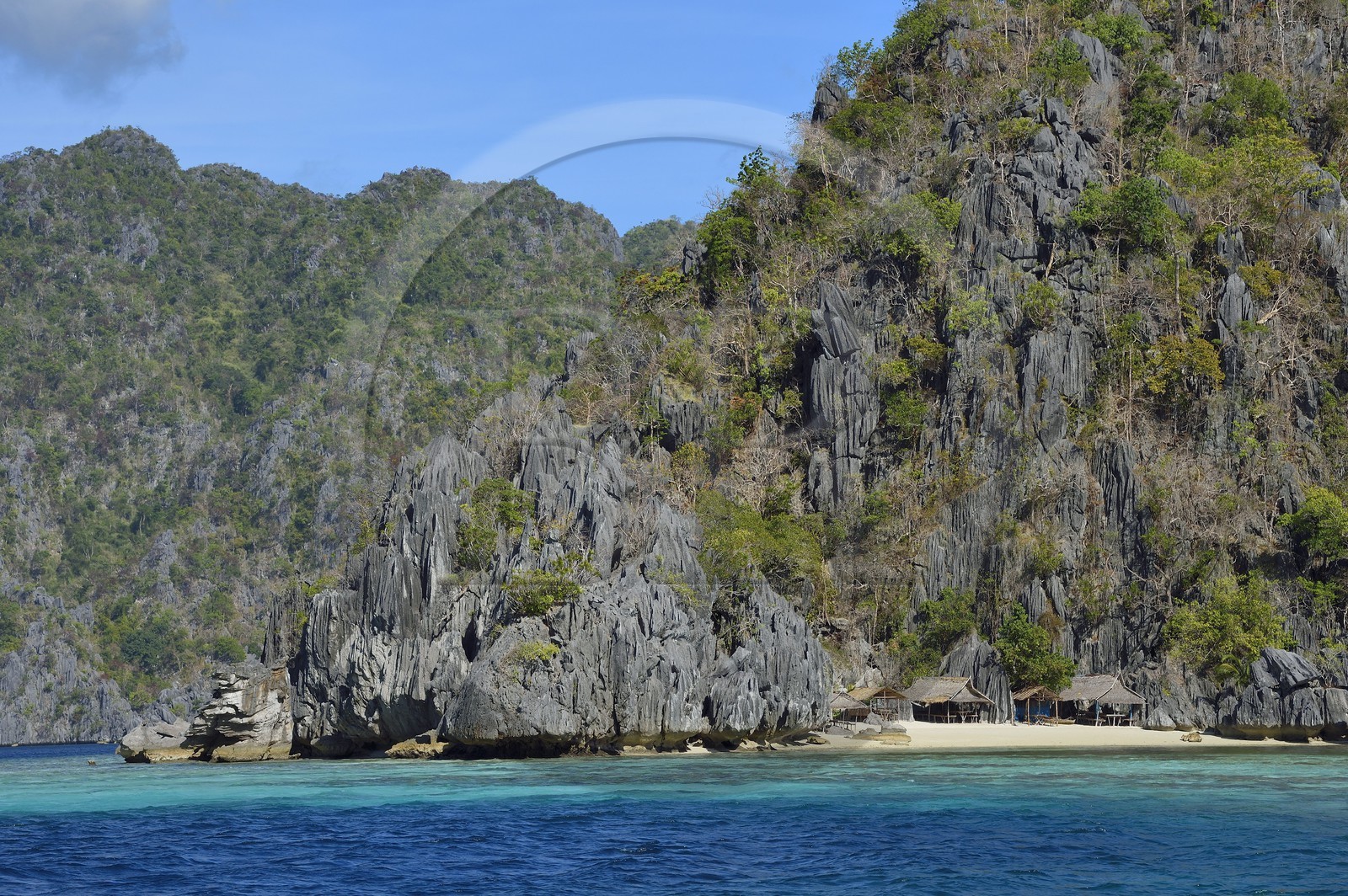 Philippines, Calamian Islands dans le nord de Palawan, Coron Island Natural Biotic Area, plage au pied des murs géants des falaises de calcaire