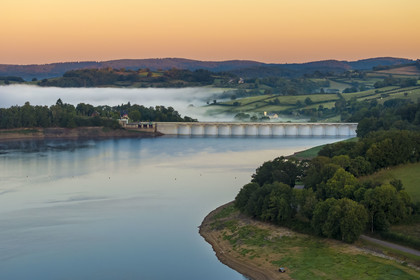 France, Nièvre (58), Parc naturel régional du Morvan, Chaumard, lac de Pannecière,  le barrage de Pannecière (vue aérienne)