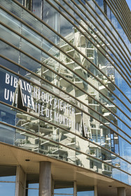 France, Hérault (34), Montpellier, l'immeuble L'Arbre Blanc de l'architecte japonais Sou Fujimoto se reflète dans la facade de la bibliothèque universitaire Richter réalisée par l'architecte René Dottelonde