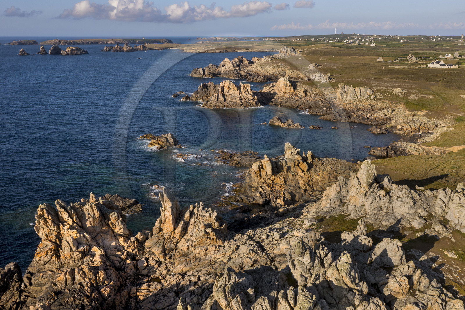 France, Finistère (29), Mer d'Iroise, Ile d'Ouessant, les rochers de la cote dechiquetée au Nord de l'Ile au le phare du Créac’h (vue aérienne)