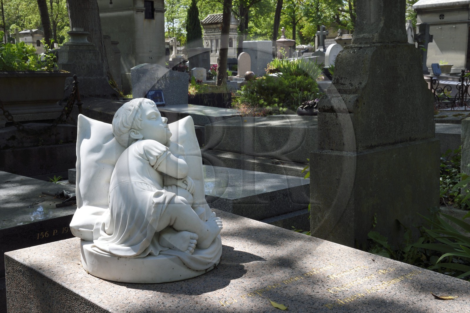 France, Paris (75), cimetière du Père-Lachaise, sculpture d'un enfant semblant dormir sur sa tombe