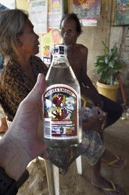 Philippines, Calamian Islands dans le nord de Palawan, Uson Island dans la baie de Coron, village de Barangay Lajala, bouteille de Gin à 40% Ginebra San Miguel