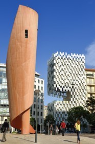 France, Bouches-du-Rhône (13), Marseille, Zone Euroméditerranée, quartier La Joliette, place d'Arvieux, sculpture installation de l'artiste Miguel Chevalier et le Fonds Régional d'Art Contemporain (FRAC) architecte Kengo Kuma en arrière plan